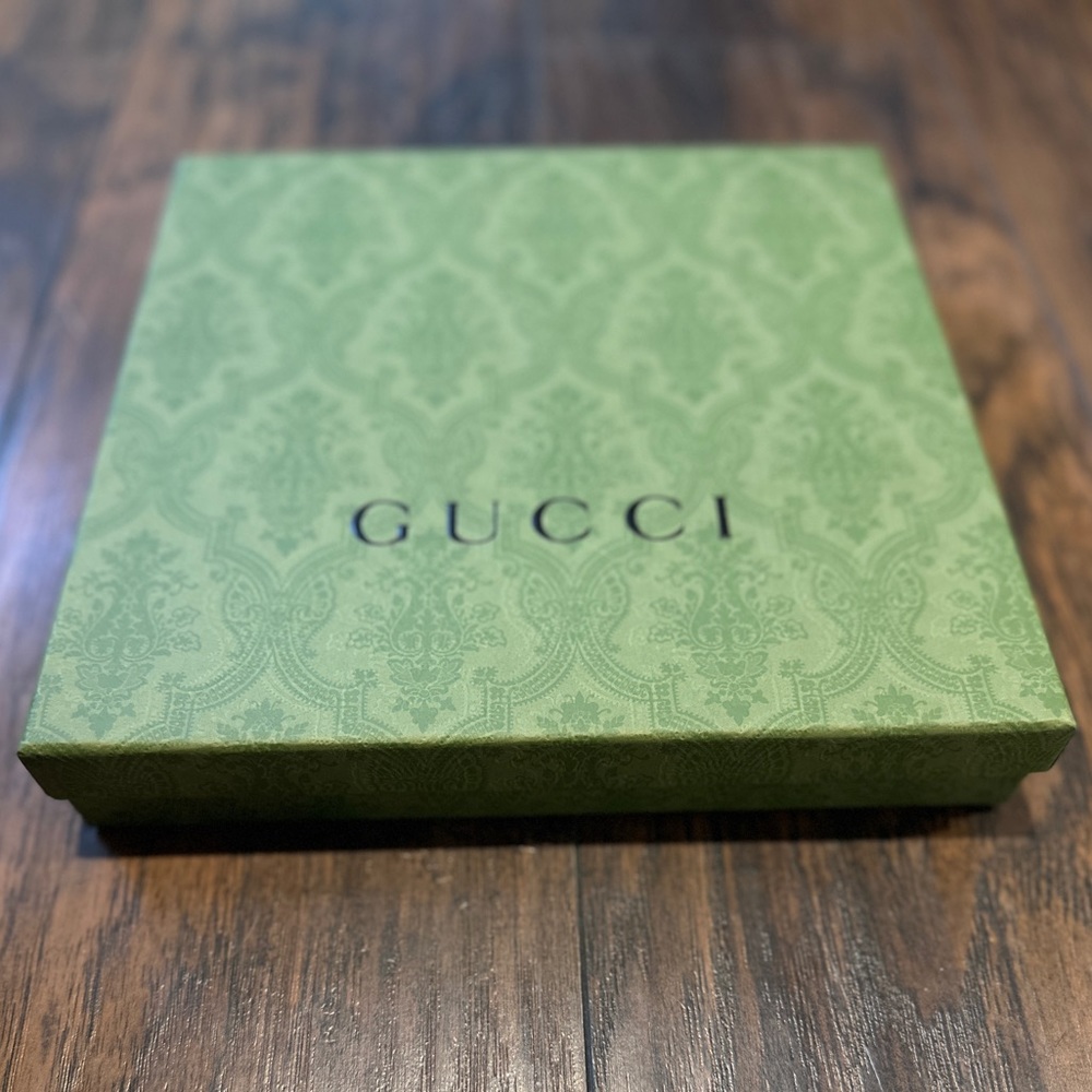 GUCCI: Authentic Gift box 📦 Sz: 10” L x 10” W x 1 3/4” H